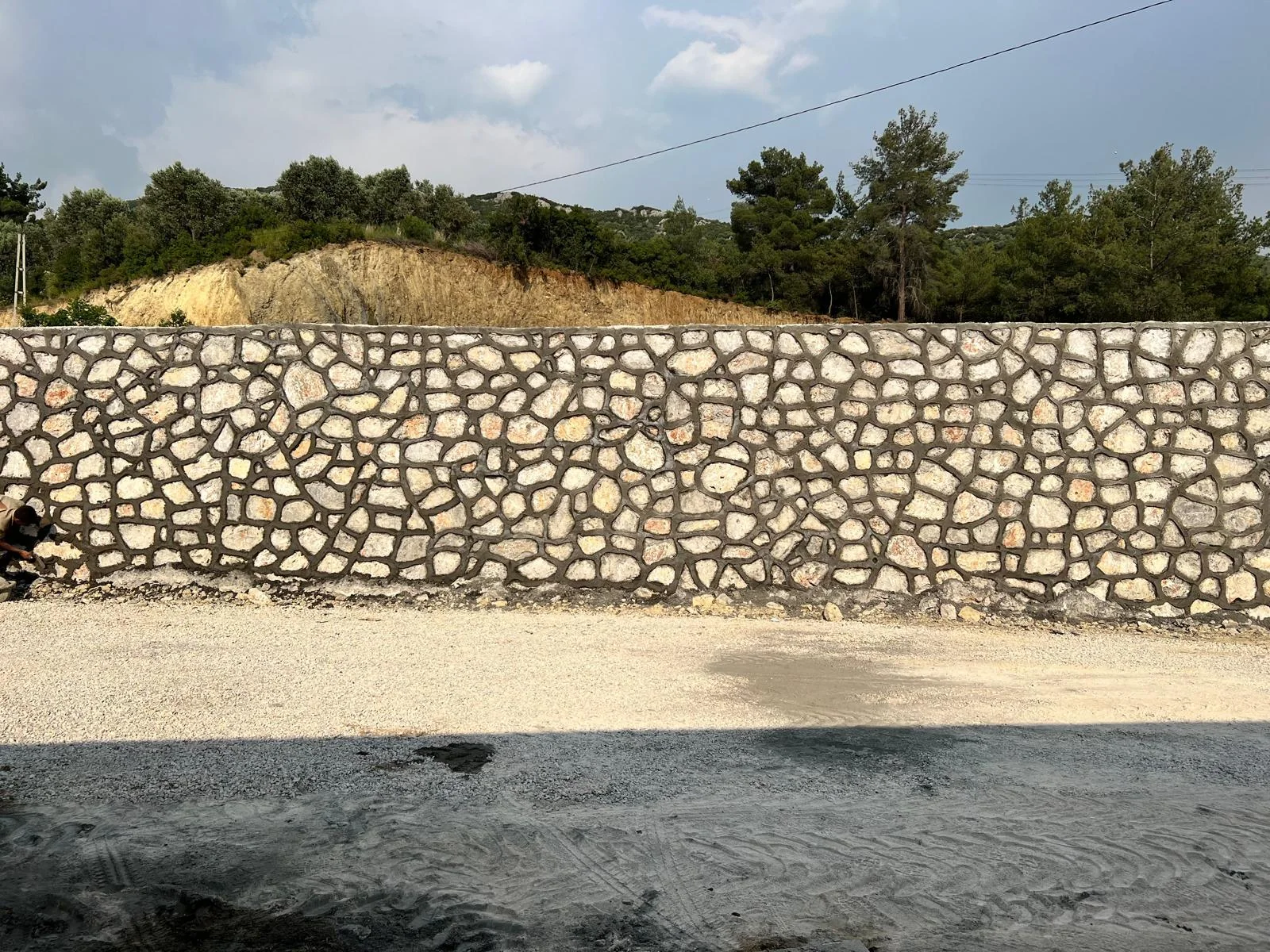 Uzun doğal taş bahçe duvarı
