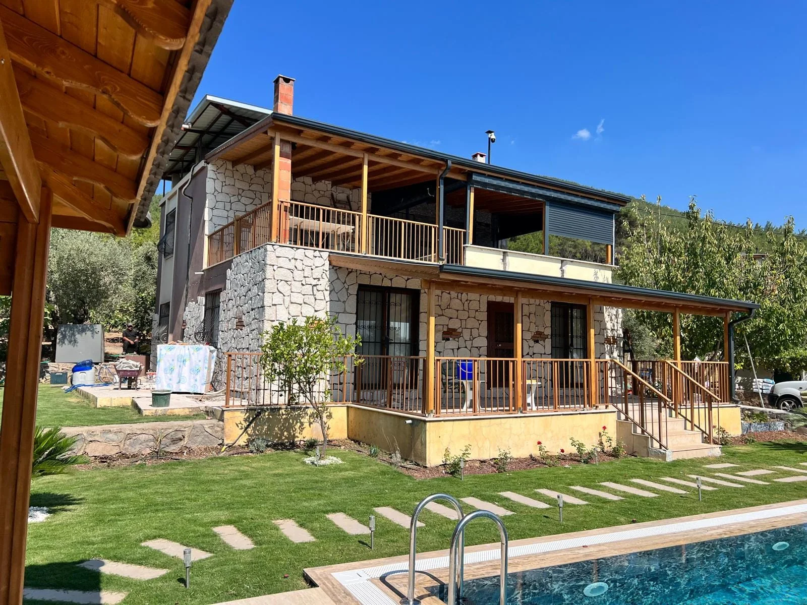 Doğal taş kaplamalı tamamlanmış villa ve bahçe